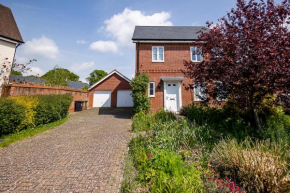 Spacious 4BD Home with Patio garden, BBQ & Parking